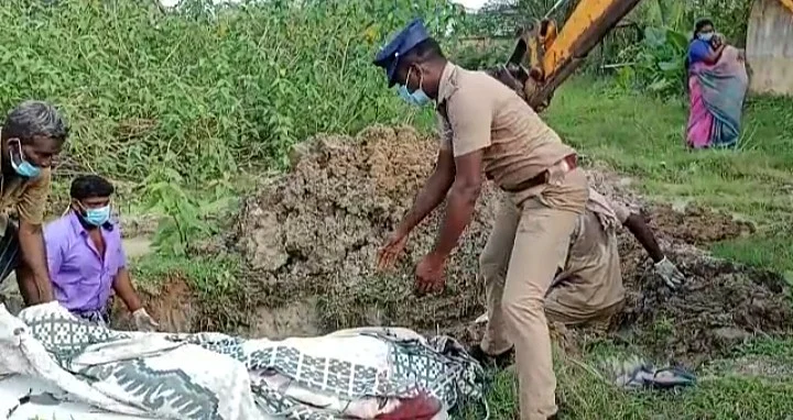 அடக்கம் செய்யப்பட்ட மகன் உடல்