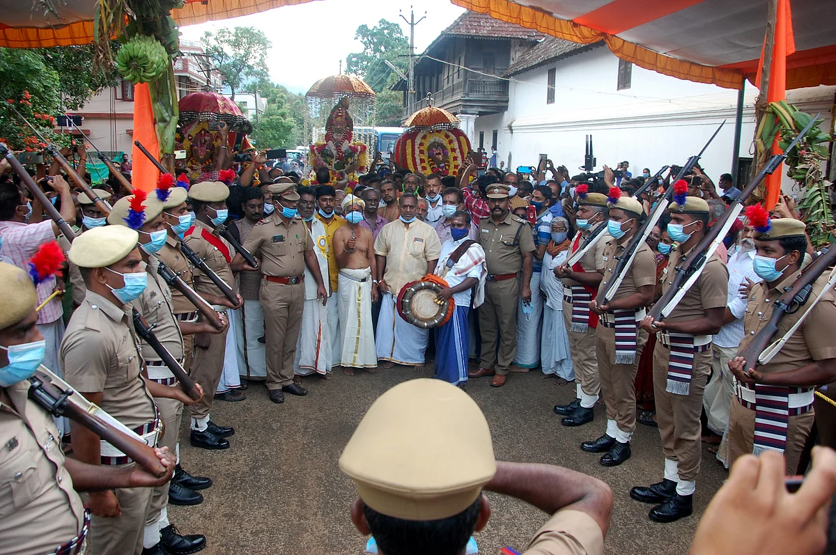 தமிழக-கேரள ஒற்றுமையை பறைசாற்றும் பத்மநாபபுரம் அரண்மனை நவராத்திரி விழா சுவாமி புறப்பாடு!