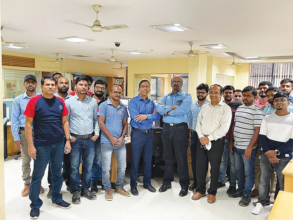 பார்ட்னர் ரவீந்திரநாத்
மற்றும் ஊழியர்களுடன் ராஜேந்திரன்