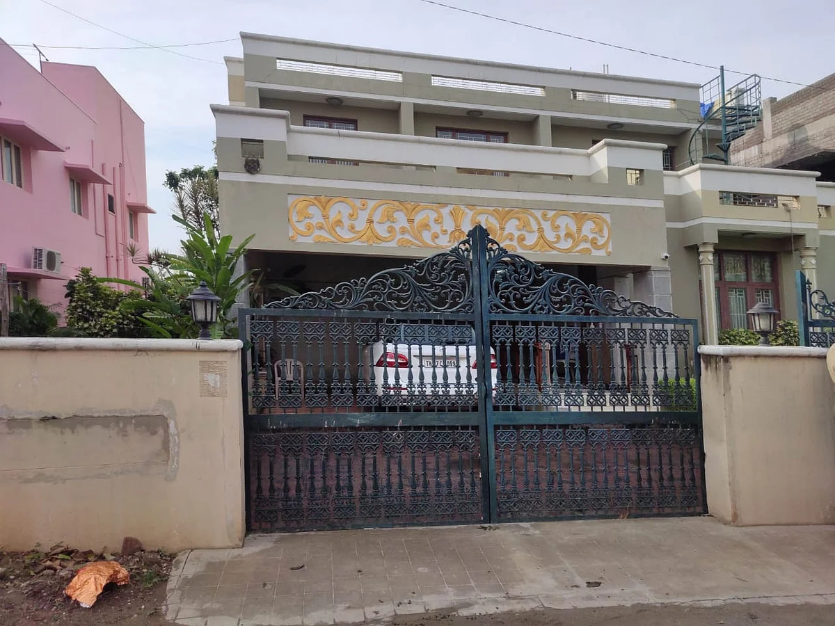 `சொகுசு கார் முதல் தண்ணீர் தொட்டி வரை!' - விஜயபாஸ்கர் மாமனார் வீட்டை சல்லடை போட்ட அதிகாரிகள்!