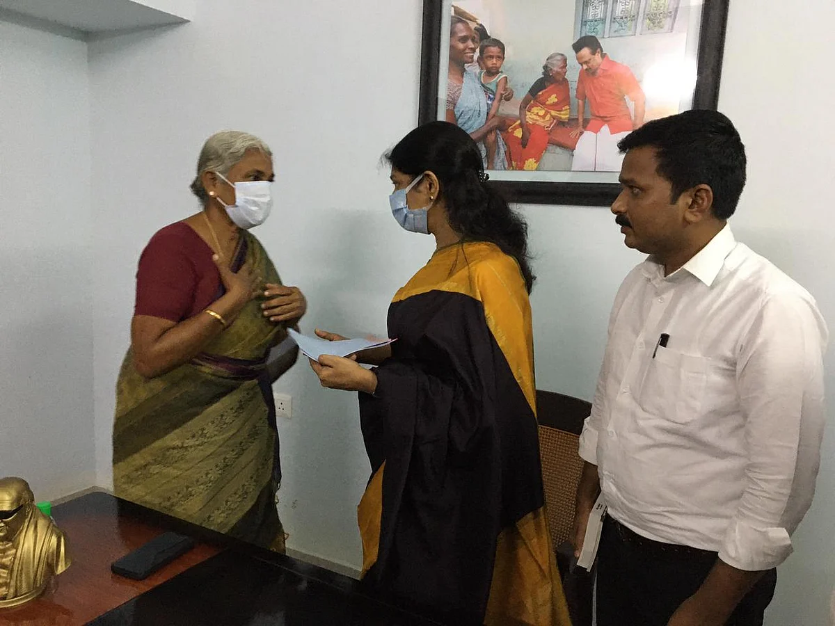 ̀̀̀̀̀"இனிமேலும் என் மகனை பிரிஞ்சு இருக்க முடியாதும்மா” - கனிமொழியிடம் ரவிச்சந்திரனின் தாய் உருக்கம்!