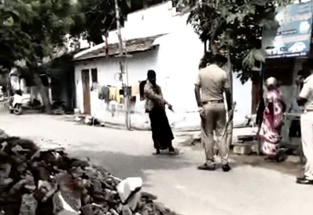 `மக்களை காப்பாற்ற அங்கேயே நின்றேன்' -மனநலம் குன்றியவரால் எலும்பு முறிந்த கோவை போலீஸ்காரர்