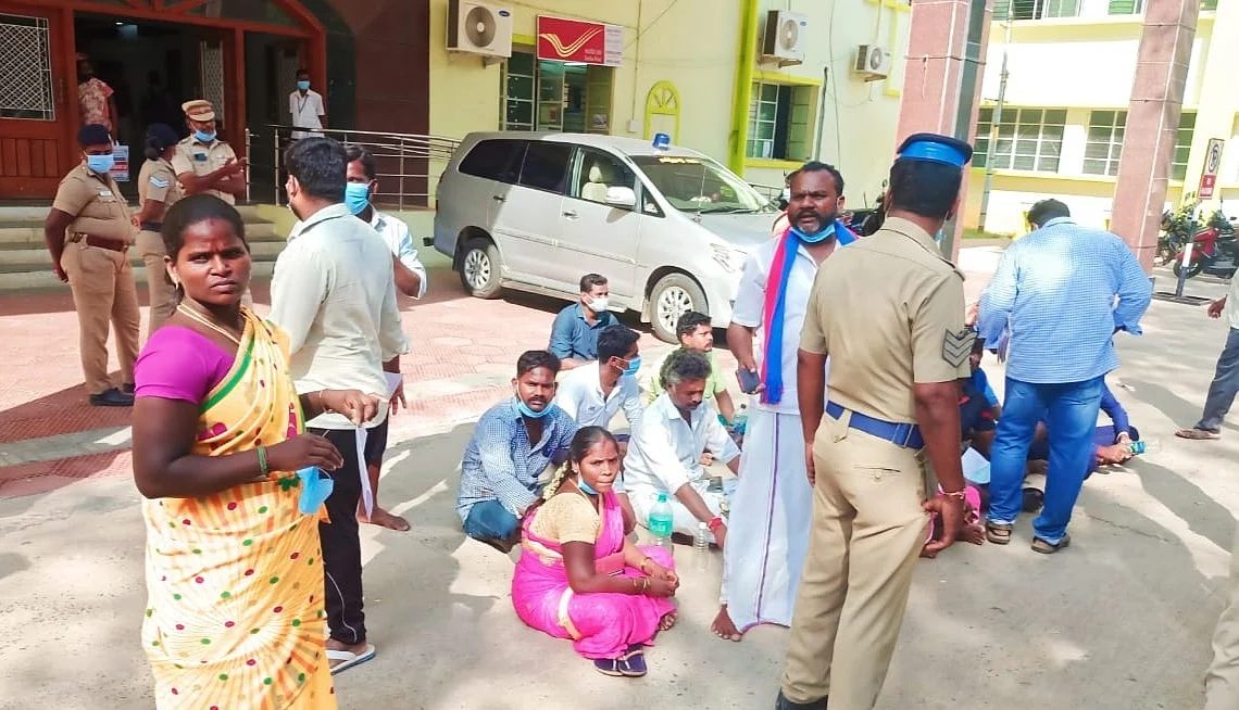 ஆட்சியர் அலுவலகம் முன்பு தர்ணாவில் ஈடுபட்ட தமிழ்வாணன் தரப்பு