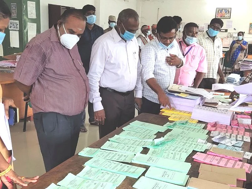 திமுகவுக்குச் சாதகமாகச் செயல்படுகிறாரா ராணிப்பேட்டை மாவட்ட ஆட்சியர்? - அதிமுக புகாரும் விளக்கமும்
