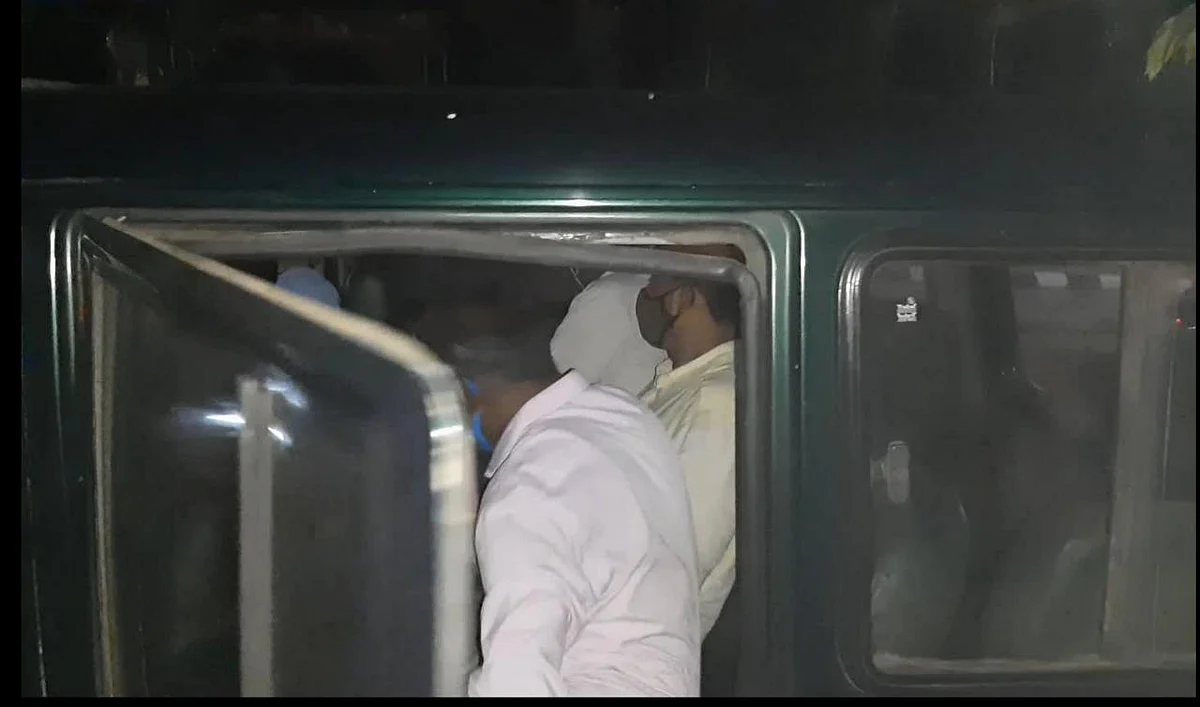 அம்பர்கிரீசை காரில் கடத்தி வந்தவர்கள்