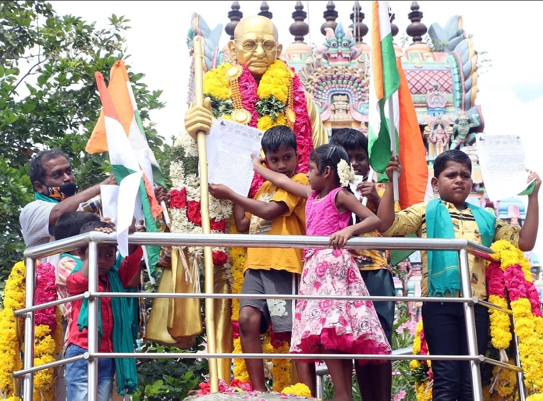 காந்தி சிலையிடம் மனு