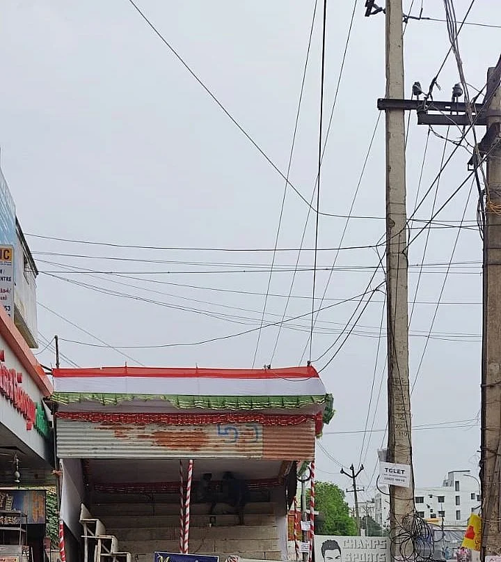 மின்வயர் அருகே பட்டாசு கடை
