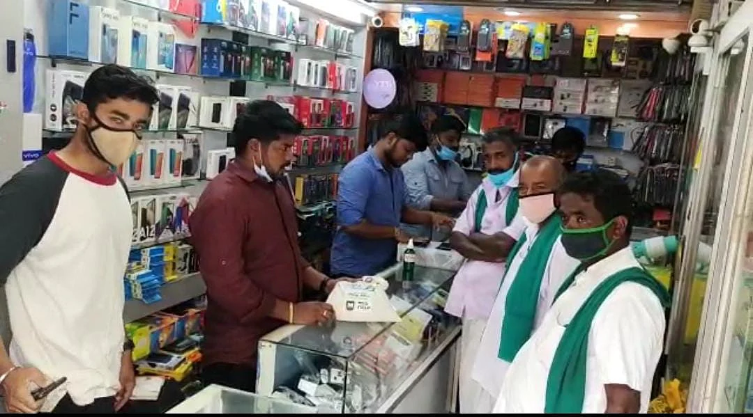 செல்போன் கடையில் விவசாயிகள்