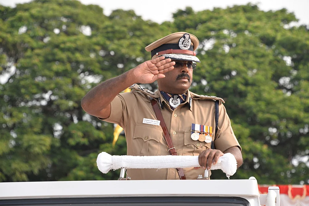 ரத்த சாட்சியான போலீஸ் தொப்பி!