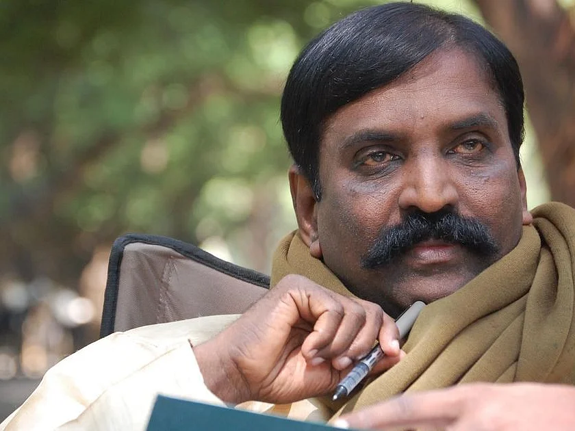 நெகிழ வைத்த `சொல்வனம்' கவிதை... எழுதியவருக்கு 10,000 ரூபாய் பரிசளித்துப் பாராட்டிய வைரமுத்து!