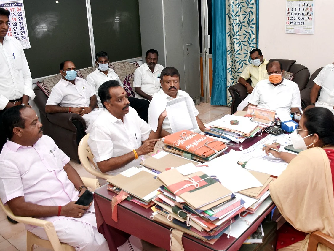`எந்த டெண்டரும் நடக்காது!' அதிமுக கவுன்சிலர்களை திமுக மிரட்டுவதாக மனு அளித்த எம்.ஆர்.விஜயபாஸ்கர்
