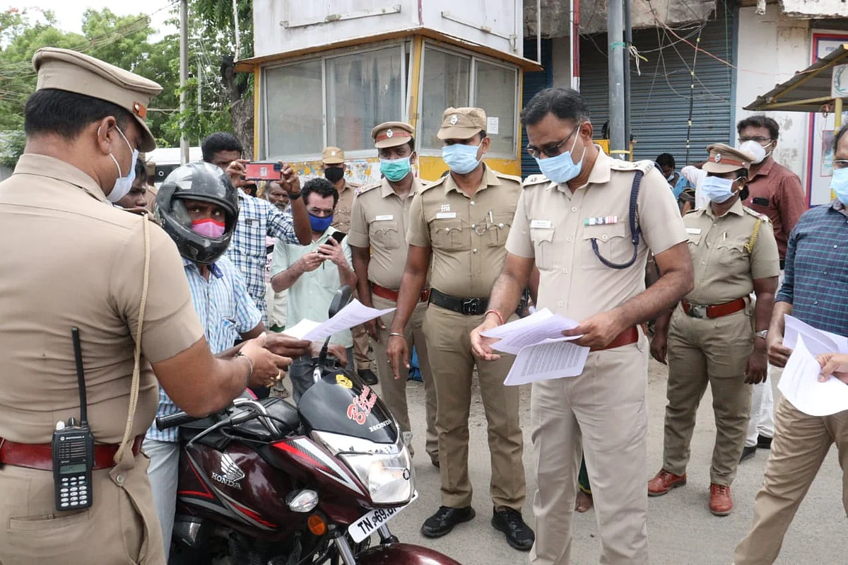 வாகன ஓட்டிகளுக்கு வழங்கப்பட்ட விழிப்புணர்வு துண்டு பிரசுரம்