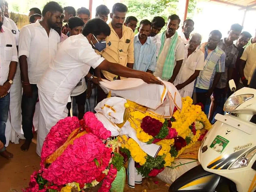 `கொம்புவைத்த வேங்கையன் என் வெள்ளையன்!’ - உயிரிழந்த காளை... உருகிய விஜயபாஸ்கர்