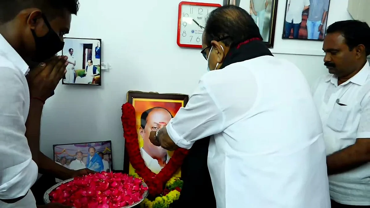 எரிமலை வரதனின் உருவப் படத்துக்கு அஞ்சலி செலுத்திய வைகோ