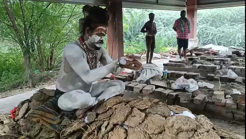 சடலத்தின்மீது அமர்ந்த அகோரிகள்; மயானத்தில் அதிகாலை பூஜை! அதிர்ச்சியில் மக்கள்!