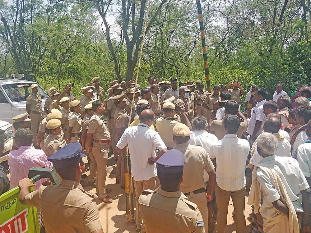 பயிரை அழிக்கிறார்கள்... வனத்தைவிட்டுத் துரத்துகிறார்கள்... கதறும் மலைகிராம மக்கள்!