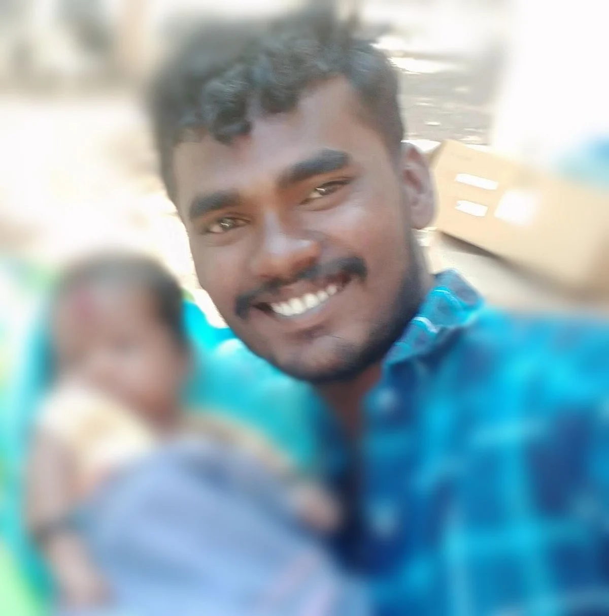 மீட்கப்பட்ட குழந்தையுடன் மணிகண்டன்