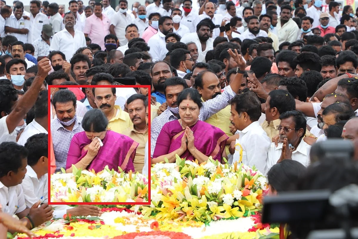ஜெ. நினைவிடதில் சசிகலா