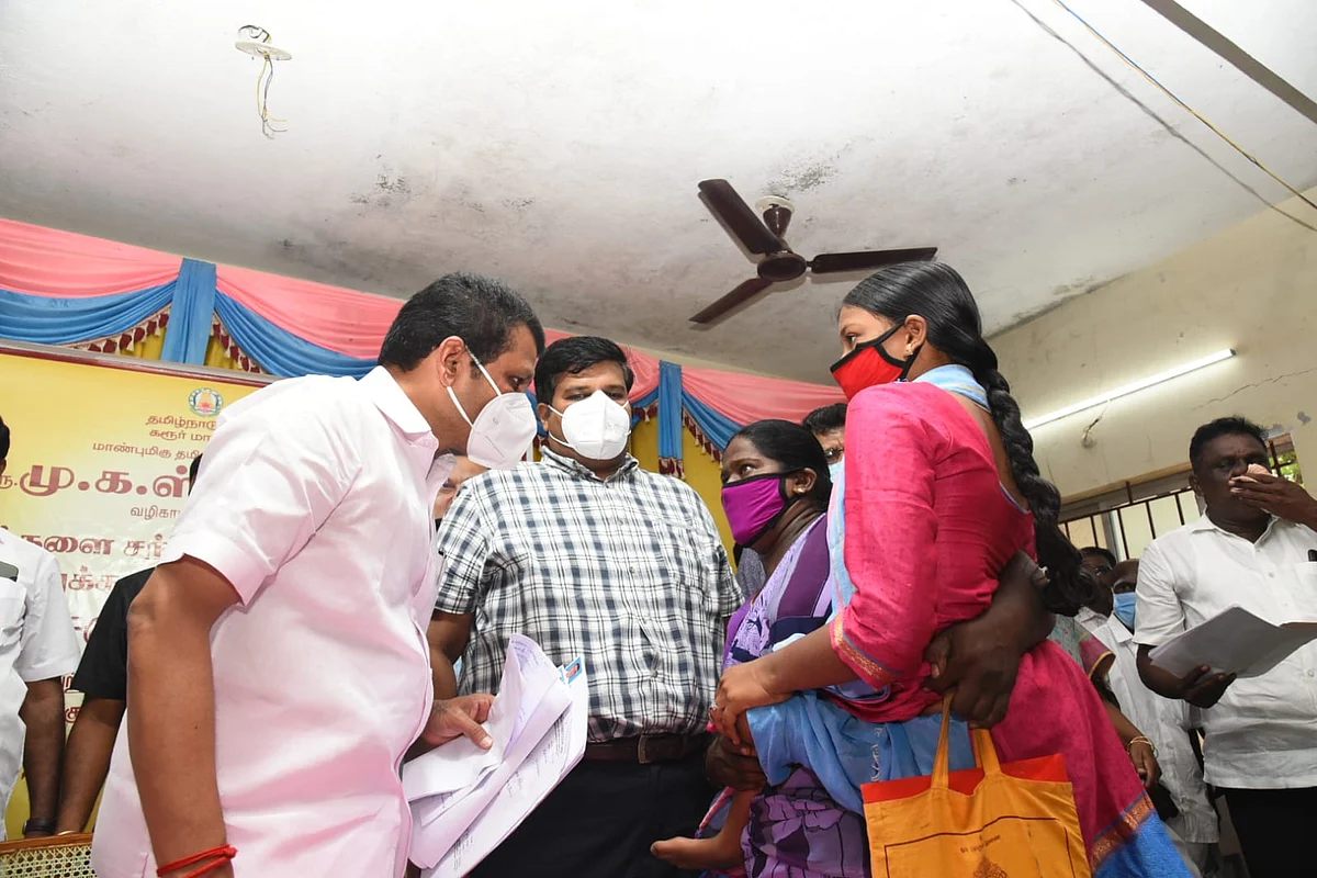 அமைச்சரிடம் மனு வழங்கும் செல்வி