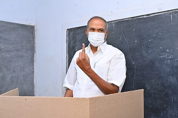 வாக்களித்த சபாநாயகர் அப்பாவு