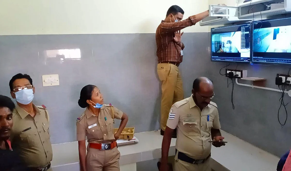 மருத்துவமனையில் விசாரணை செய்யும் போலீஸ்