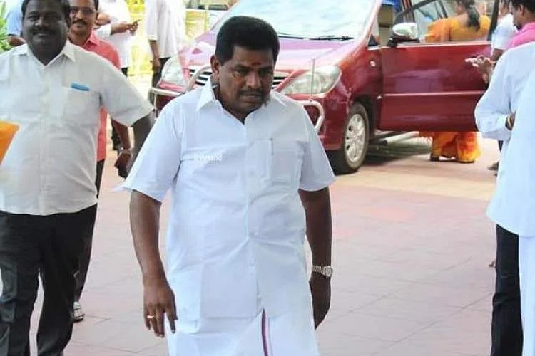 அமைச்சர் அனிதா ராதாகிருஷ்ணனுடன் உதவியாளர் கிருபாகரன்