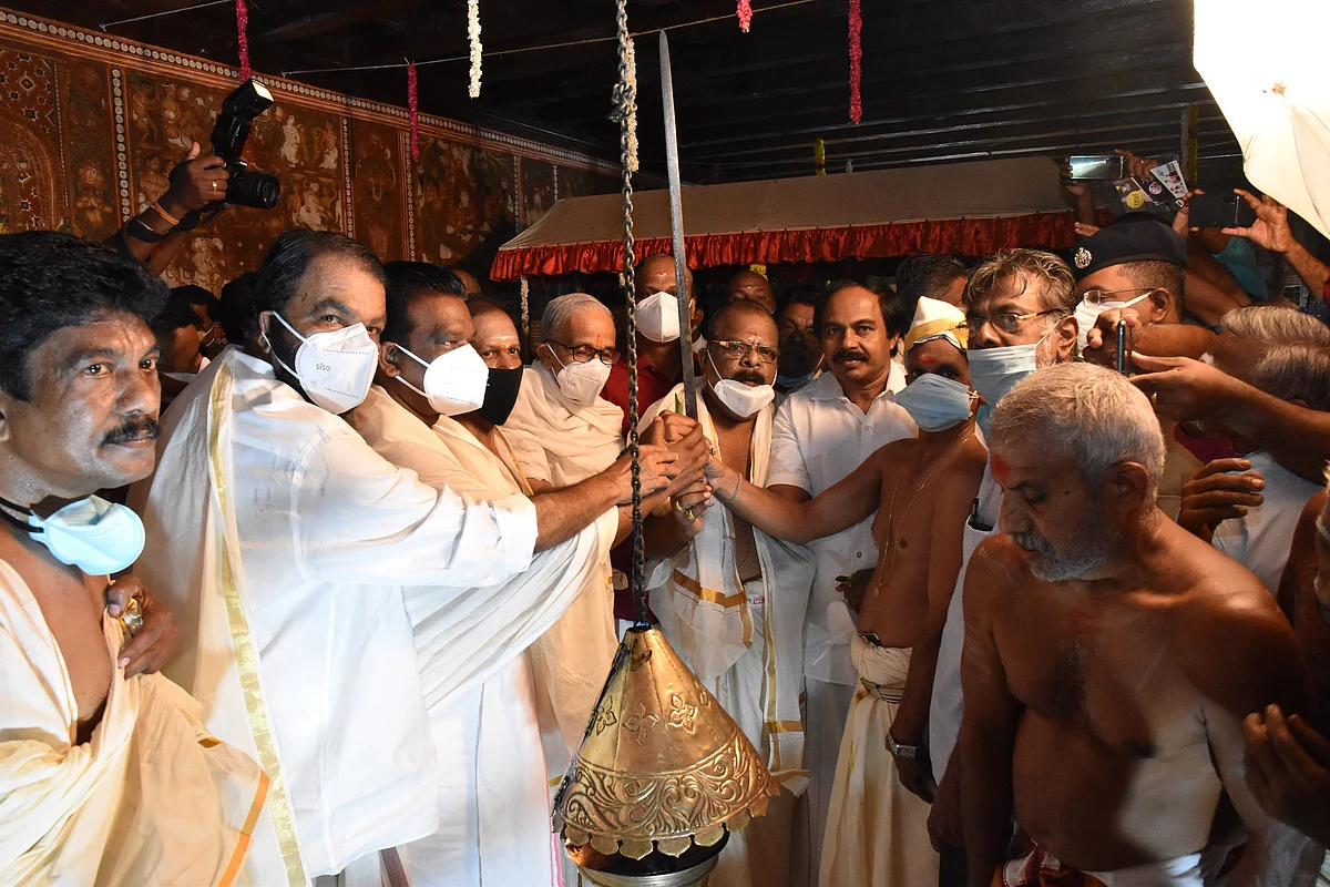 தமிழக-கேரள ஒற்றுமையை பறைசாற்றும் பத்மநாபபுரம் அரண்மனை நவராத்திரி விழா சுவாமி புறப்பாடு!