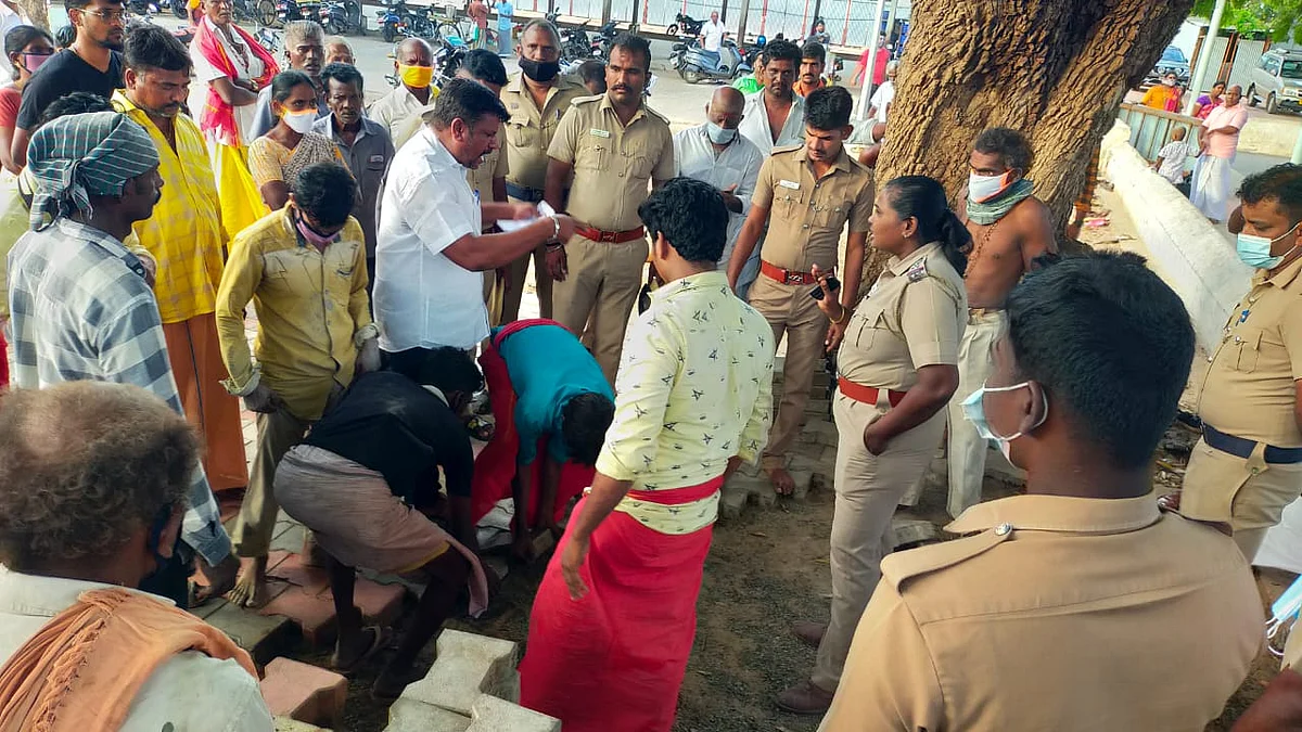 போலீஸாரிடம் புகார் சொல்லும் ஒப்பந்தக்காரர்