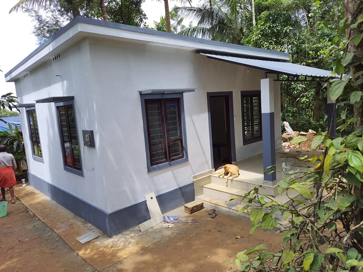 வாட்ஸ்அப் மூலம் திரட்டப்பட்ட ₹6 லட்சம் நிதி; முதிய தம்பதிக்கு வீடு கட்டிக் கொடுத்த தோழர்கள்!
