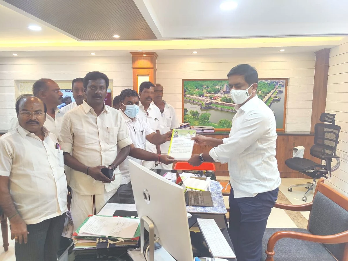 மாவட்ட ஆட்சியரிடம் மனு அளித்த அ.தி.மு.க நிர்வாகிகள்