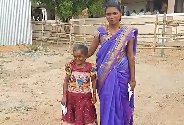 சசிகலாவுடன் மயிலம்மாள்
