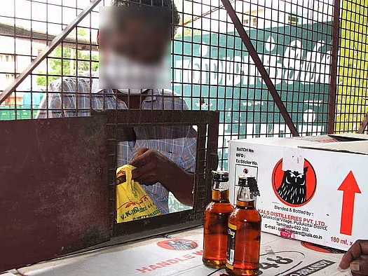 டாஸ்மாக்: ஒரு பாட்டிலுக்கு கூடுதலாக ரூ.5, ரூ.10 விலை - என்ன சொல்கிறார்கள் அதிகாரிகள்?