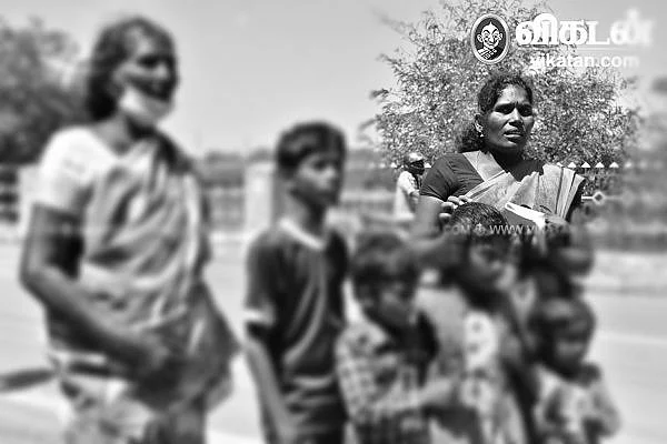 தாய் மற்றும் குழந்தைகளுடன் வந்திருந்த சுமதி
