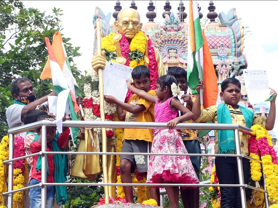 காந்தி சிலையிடம் மனு அளித்த விவசாயிகள்; வேளாண் சட்டங்களை ரத்து செய்ய நூதன போராட்டம்!