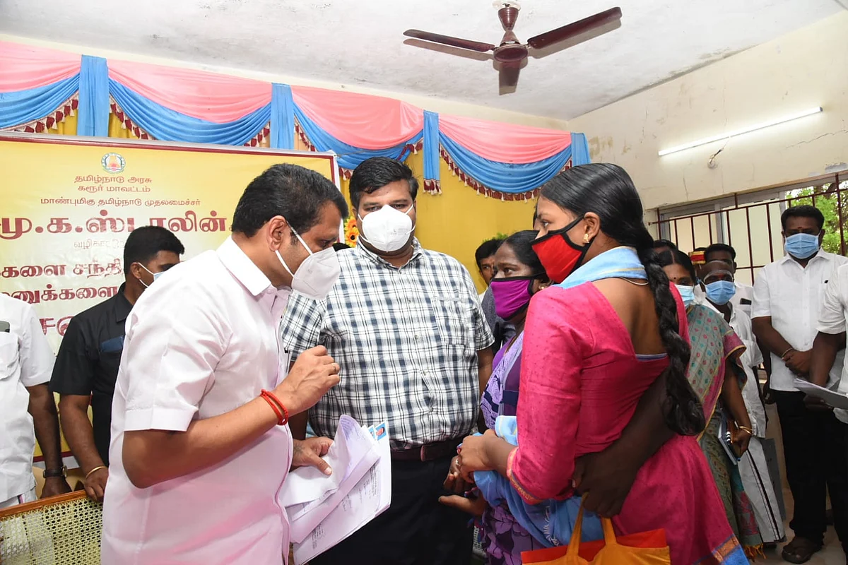 அமைச்சரிடம் மனு வழங்கும் செல்வி