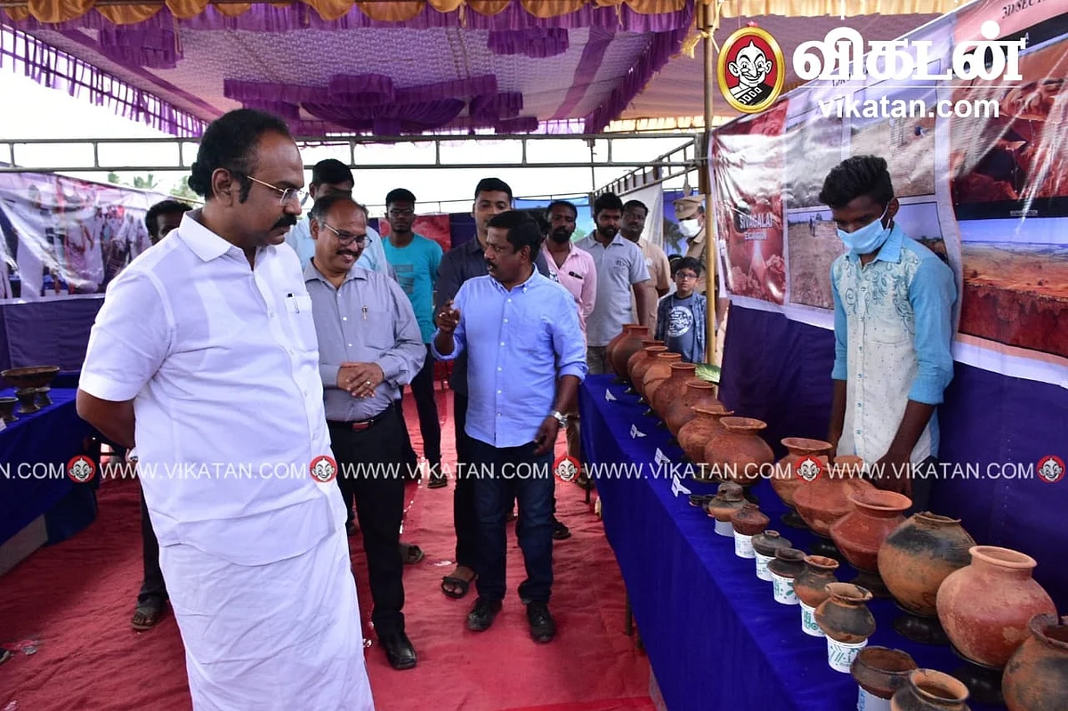 அகழாய்வில் கண்டெடுக்கப்பட்ட பொருள்களைப் பார்வையிட்ட தங்கம் தென்னரசு