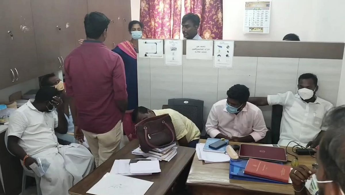 லஞ்ச ஒழிப்புத்துறை திடீர் சோதனை; அதிகாரி மற்றும் திமுக, அதிமுக பிரமுகர்கள் மீது வழக்கு பதிவு