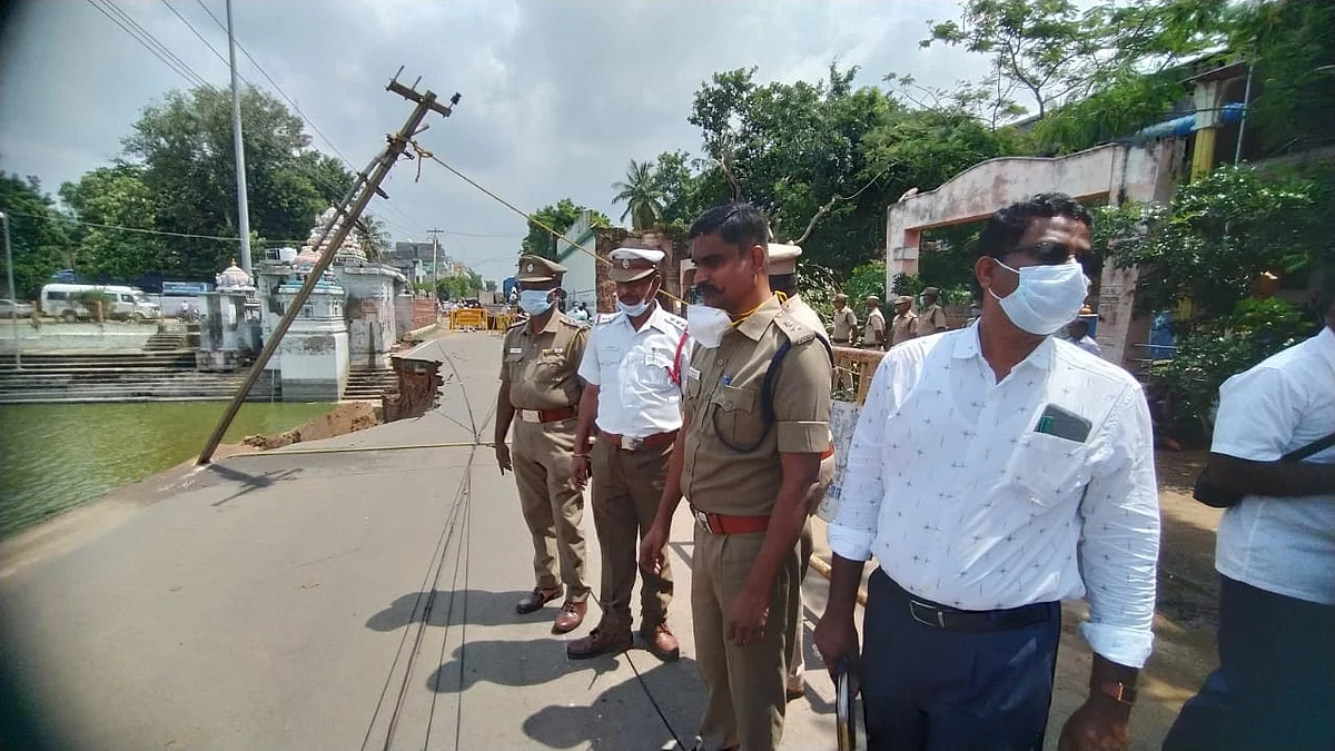 இடிந்து விழுந்த குளக்கரை சுற்றுச்சுவர்