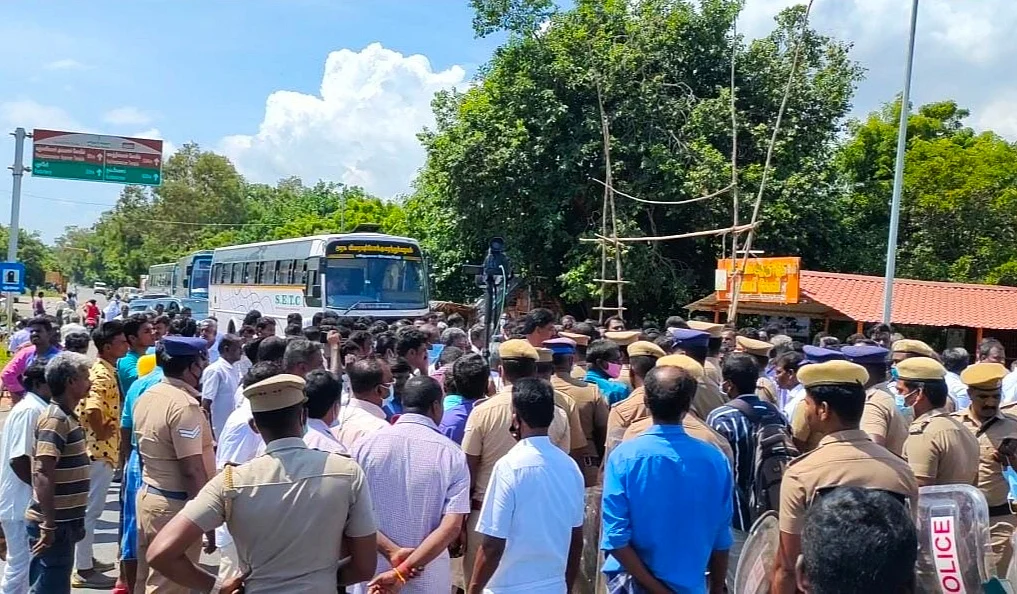 சாலைமறியல்