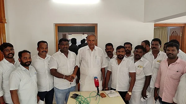 சபாநாயகரிடம் வாழ்த்து பெற்ற சேவியர் செல்வராஜா