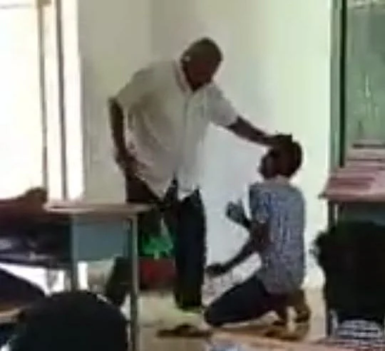 ஆசிரியர்