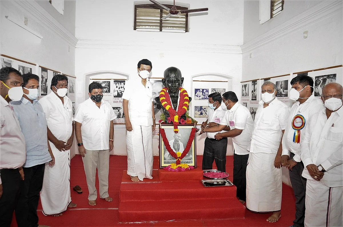 காந்தி சிலைக்கு மரியாதை