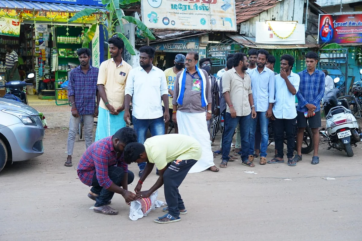 வெடி வெடித்துக் கொண்டாடும் விஜய் மக்கள் இயக்க நிர்வாகிகள்