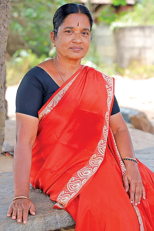 பணி ஓய்வுக்கு ஊரே திரண்டு சீர் கொடுத்தாங்க! - சத்துணவு டீச்சர் விஜயா