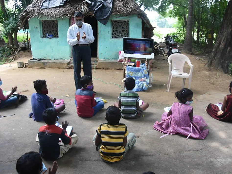 மயிலாடுதுறை: சொந்த செலவில் வாகனத்தில் ஸ்மார்ட் டிவி... வீடுகளுக்கே சென்று பாடம் நடத்தும் ஆசிரியர்!
