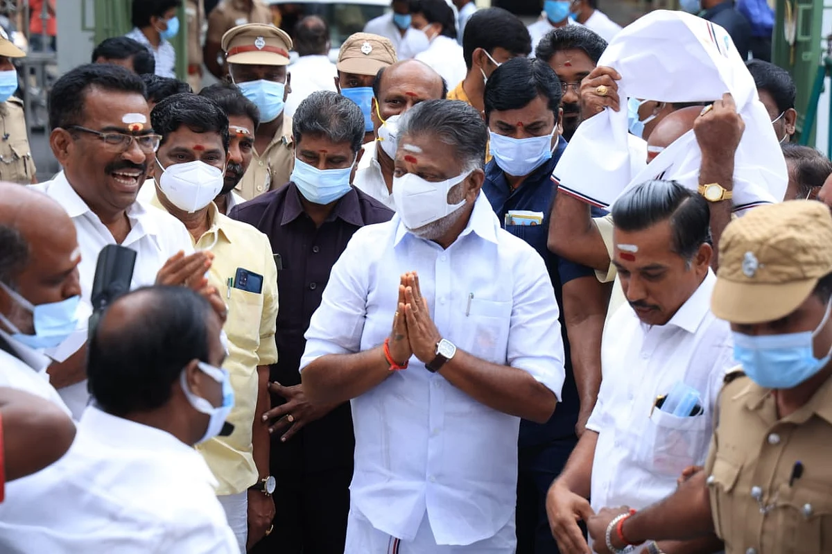 கூட்டத்துக்கு வந்த ஓ.பி.எஸ்
