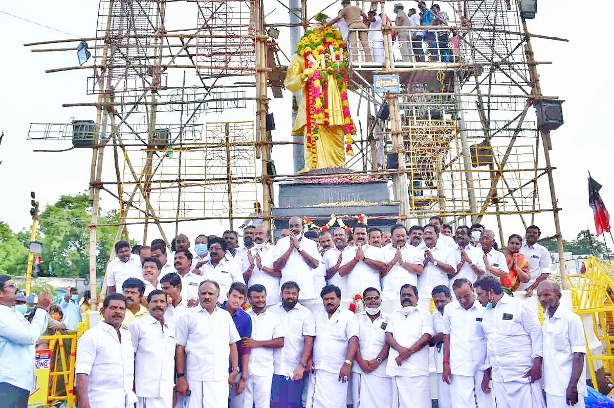 மதுரையில் அதிமுக நிர்வாகிகள்