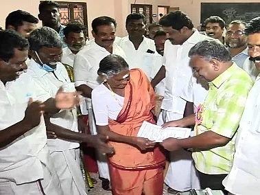 `எப்பவும் என்னை சந்திச்சு பிரச்னைகளைச் சொல்லலாம்!' - 90 வயது பஞ்சாயத்து தலைவர் பெருமாத்தாள்