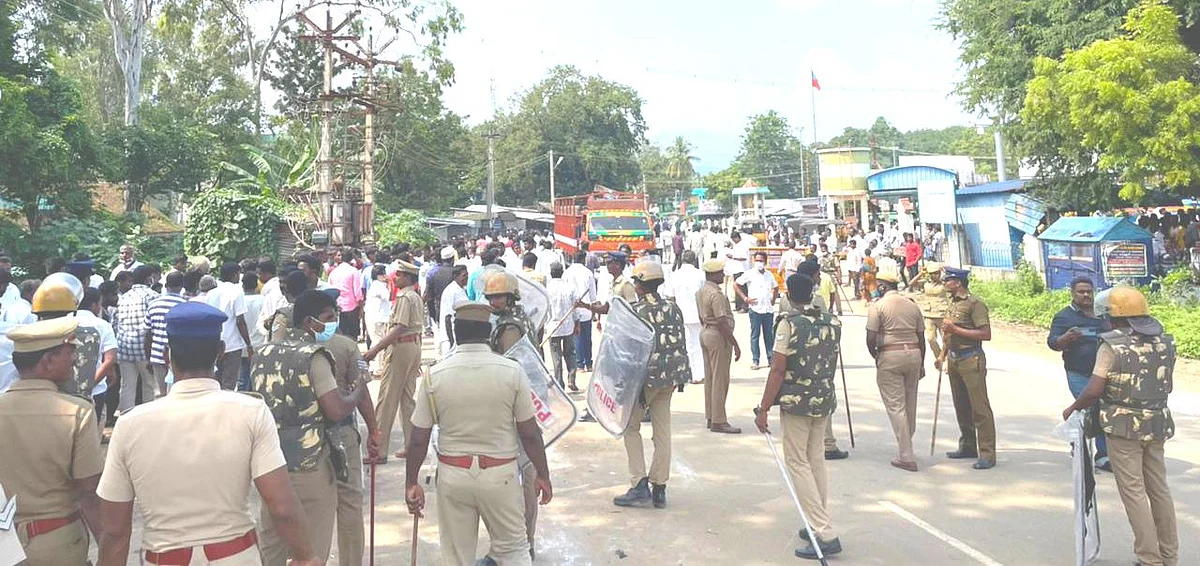 தடியடி நடத்திய போலீஸார்