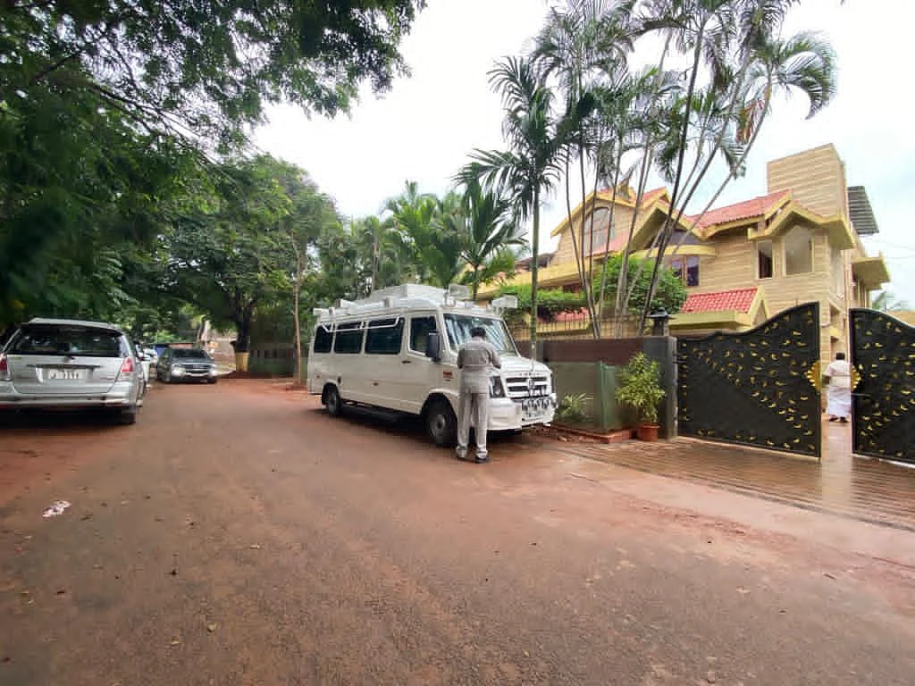 தினகரன் மகள் திருமண வரவேற்பு.. பிரமாண்ட ஏற்பாடுகள்! -சசிகலாவுக்காக தயார் நிலையில் ஜெ., பிரசார வாகனம்